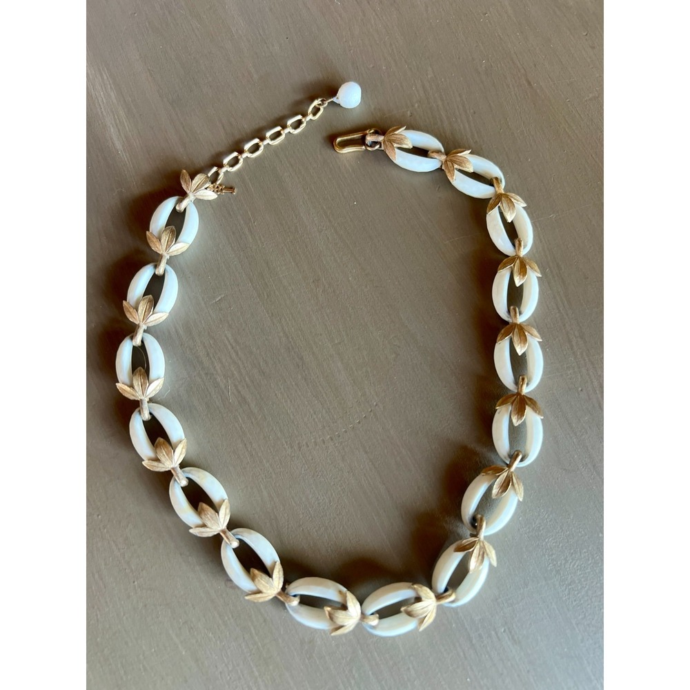 Vintage Trifari White‎ Lucite Necklace Gold Leaf Link 1970s Botanical MCM Retro